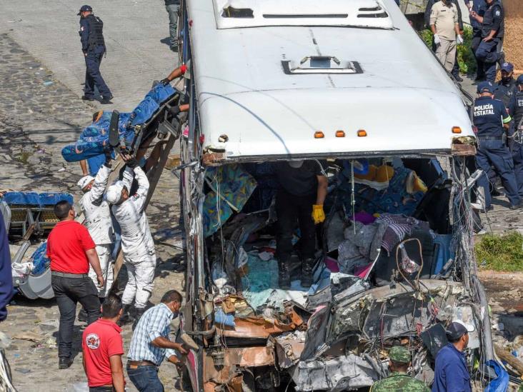 Choca autobús contra una casa; 19 muertos