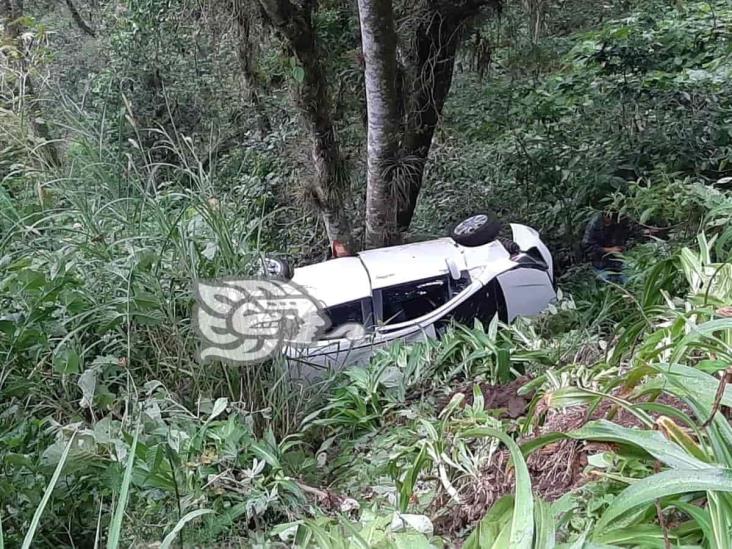 Volcadura de auto deja dos lesionados en carretera Coatepec- Teocelo