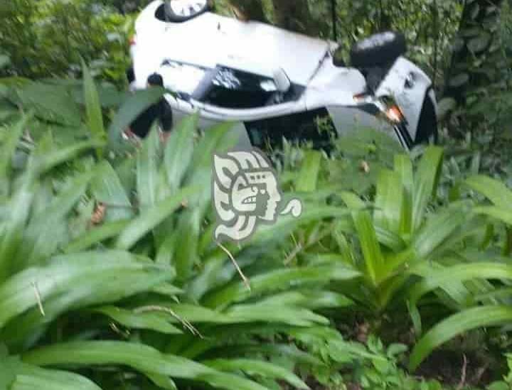 Volcadura de auto deja dos lesionados en carretera Coatepec- Teocelo