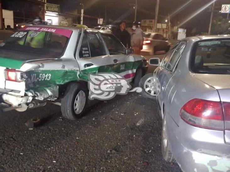 Colisionan cuatro automóviles en bulevar Banderilla; hay tres lesionados