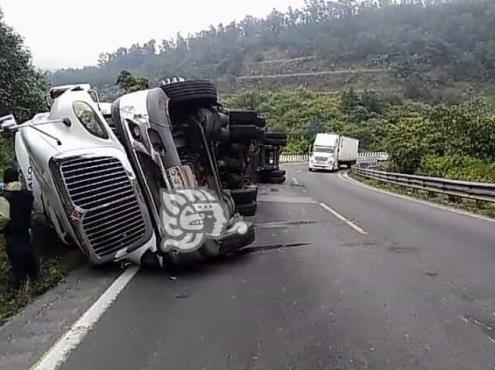 Vuelca tráiler en la autopista Córdoba-Puebla; accidente, sin lesionados