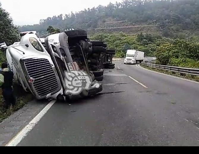 Vuelca tráiler en la autopista Córdoba-Puebla; accidente, sin lesionados