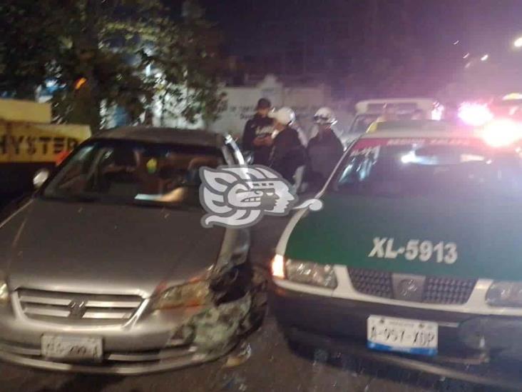 Colisionan cuatro automóviles en bulevar Banderilla; hay tres lesionados