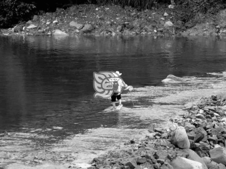 Ante la falta de un puente, en Misantla ‘arriesgan la vida’ para cruzar río Palchán