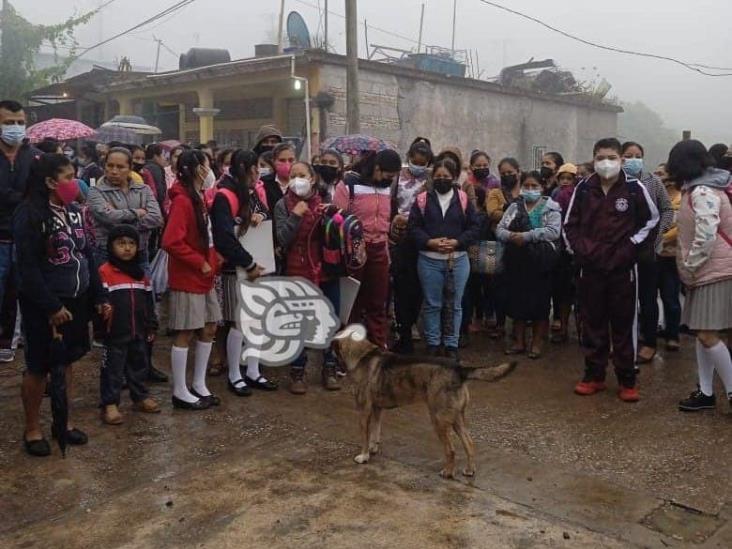 En protesta a la falta de maestros, padres de familia toman secundaria de Zongolica