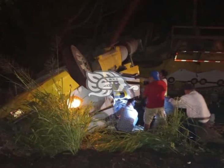 Vuelca tráiler cargado con toneladas de cemento en Nautla