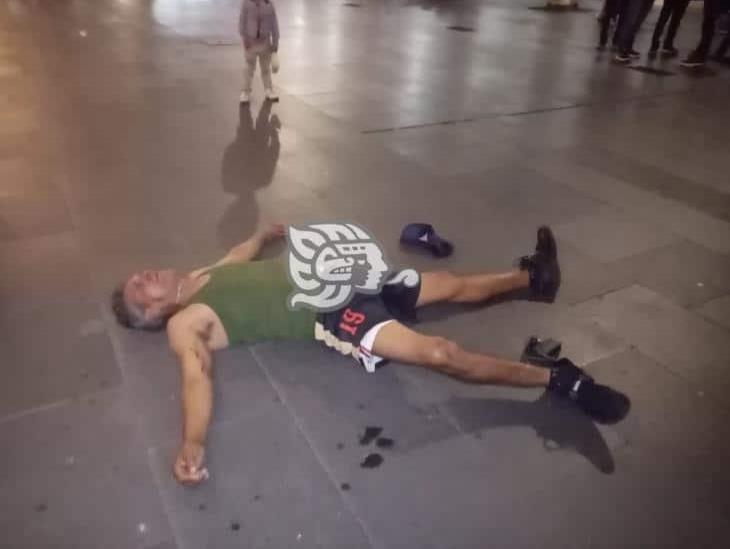 Golpean a hombre en pleno Zócalo de Veracruz