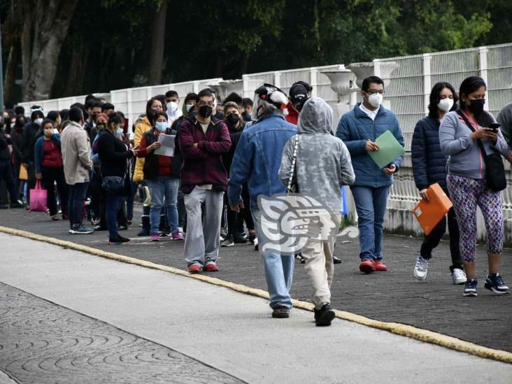 Enormes filas en Xalapa para vacunar a adolescentes de 15 a 17 años