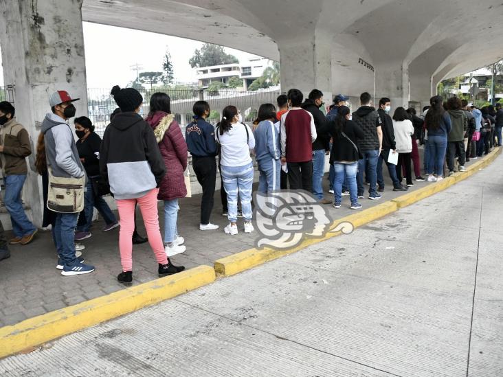 Enormes filas en Xalapa para vacunar a adolescentes de 15 a 17 años