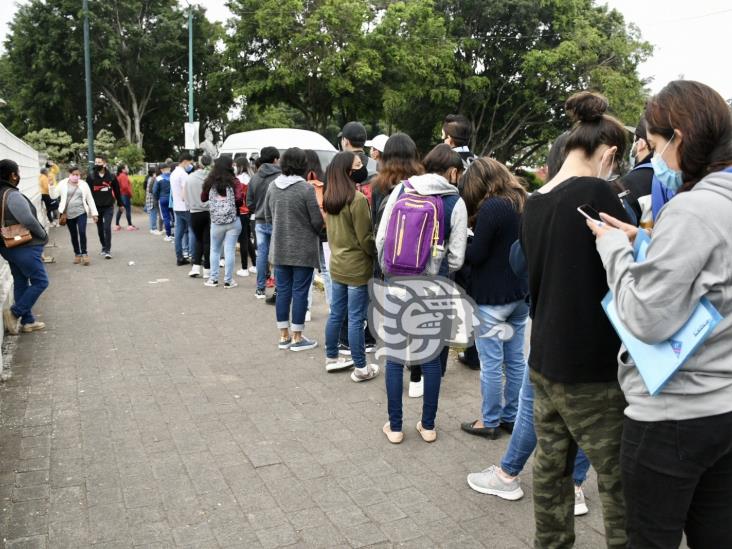 Enormes filas en Xalapa para vacunar a adolescentes de 15 a 17 años