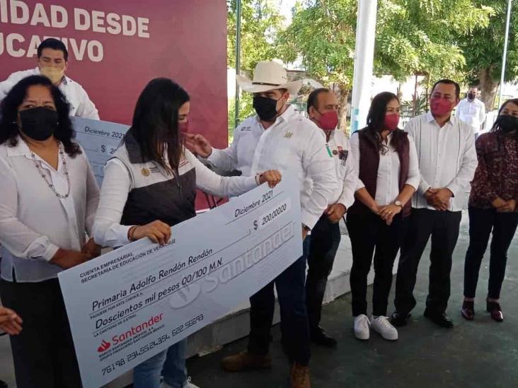 SEV entrega 20 mdp a escuelas dañadas por Grace en zona norte de Veracruz