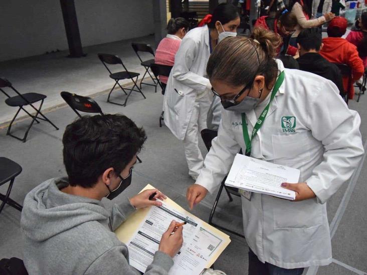 Aplica IMSS Veracruz-Norte primera dosis contra COVID-19 a adolescentes