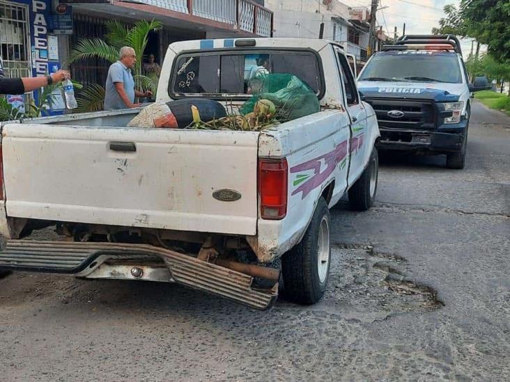 Conductor de camioneta de cocos, provoca accidente en Veracruz