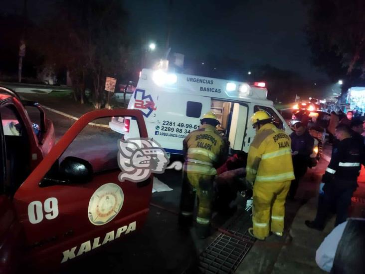 En Xalapa, joven tropezó y quedó atrapado en alcantarilla; bomberos lo rescatan