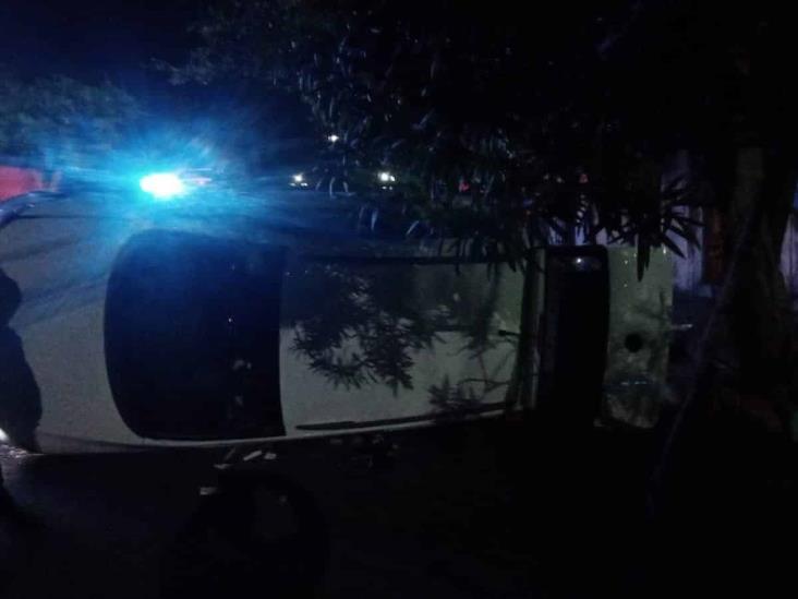 Hombre provoca volcadura en calles de Veracruz