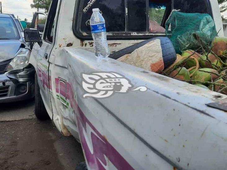 Conductor de camioneta de cocos, provoca accidente en Veracruz