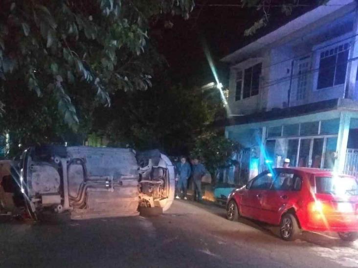 Hombre provoca volcadura en calles de Veracruz