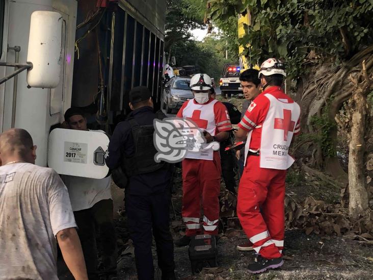 Tráiler de carga se vuelca sobre la carretera federal Veracruz-Soledad de Doblado