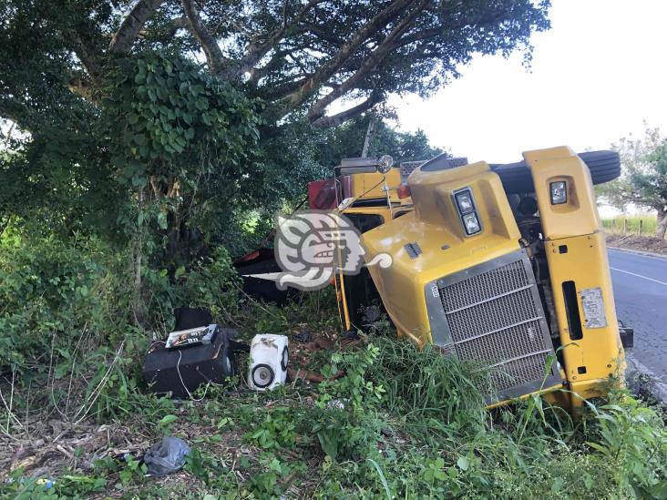 Tráiler de carga se vuelca sobre la carretera federal Veracruz-Soledad de Doblado