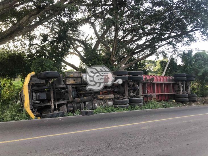 Tráiler de carga se vuelca sobre la carretera federal Veracruz-Soledad de Doblado