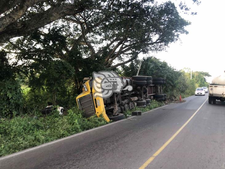 Tráiler de carga se vuelca sobre la carretera federal Veracruz-Soledad de Doblado