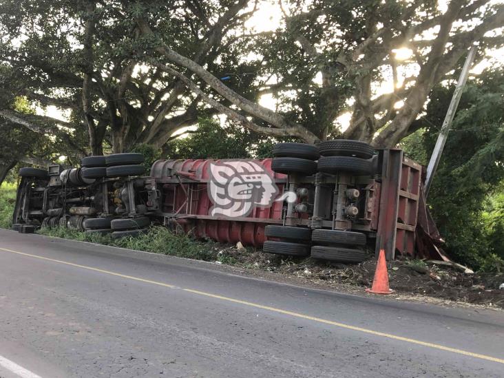 Tráiler de carga se vuelca sobre la carretera federal Veracruz-Soledad de Doblado