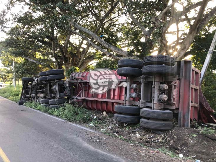 Tráiler de carga se vuelca sobre la carretera federal Veracruz-Soledad de Doblado