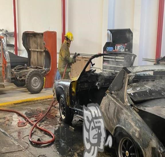 Se incendia auto en taller mecánico en la avenida Américas, en Xalapa