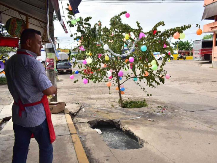 Con rama navideña celebran 2 años de fuga de aguas negras en Acayucan