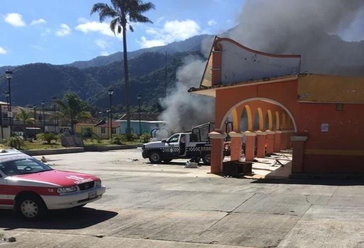 Pobladores de Calcahualco causan destrozos en Palacio Municipal; demandan obras