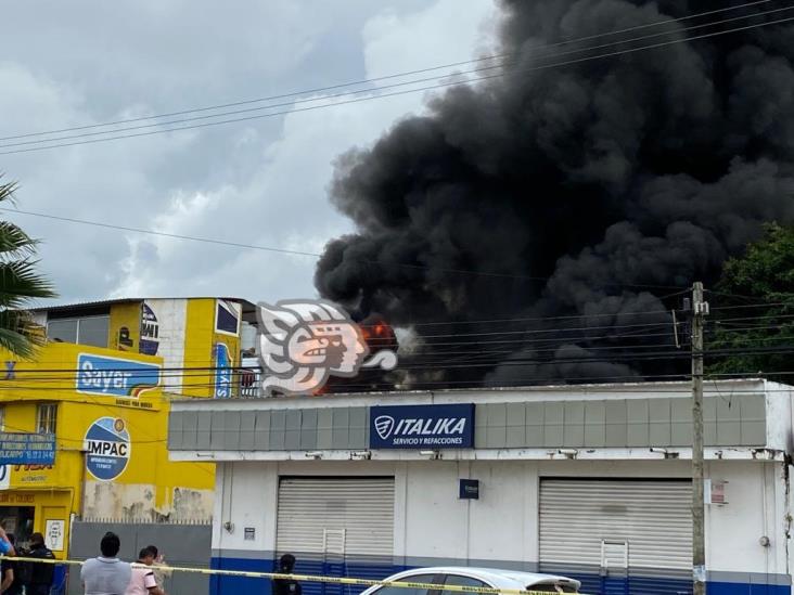 Se incendia tienda de pinturas en Minatitlán; reportan pérdida total