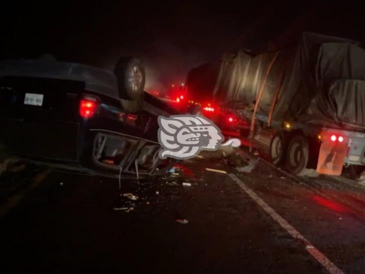 Choca y vuelca auto compacto en Puente Nacional