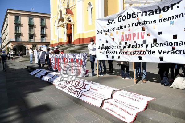 Jubilados bloquean Enríquez, en Xalapa, y exigen pagos heredados por JDO