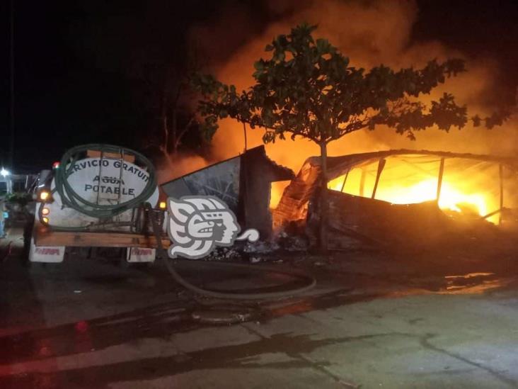 Incendio presuntamente provocado consume bodega de plásticos en Oluta