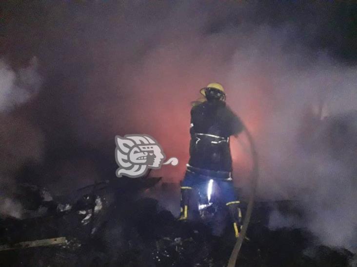Incendio presuntamente provocado consume bodega de plásticos en Oluta