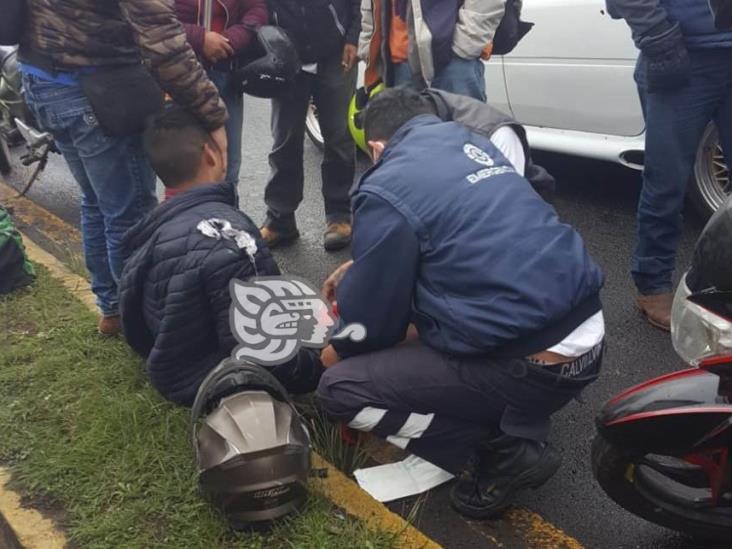 Auto embiste a motociclista en el bulevar Xalapa-Banderilla