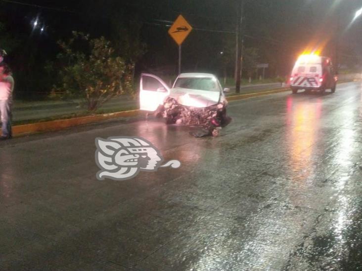 Vehículo choca contra una barda en el bulevar Xalapa-Coatepec; hay un lesionado