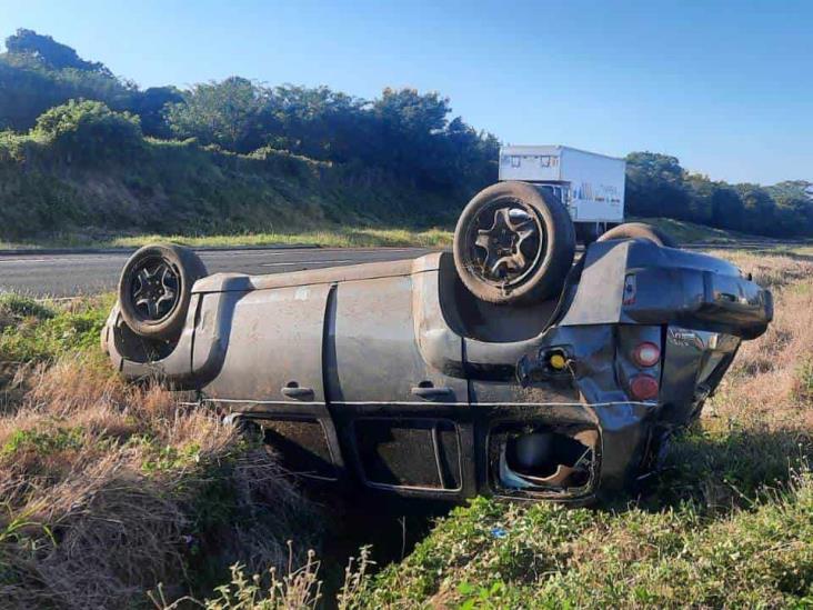 Se vuelcan y abandonan vehículo sobre la autopista Veracruz-Córdoba