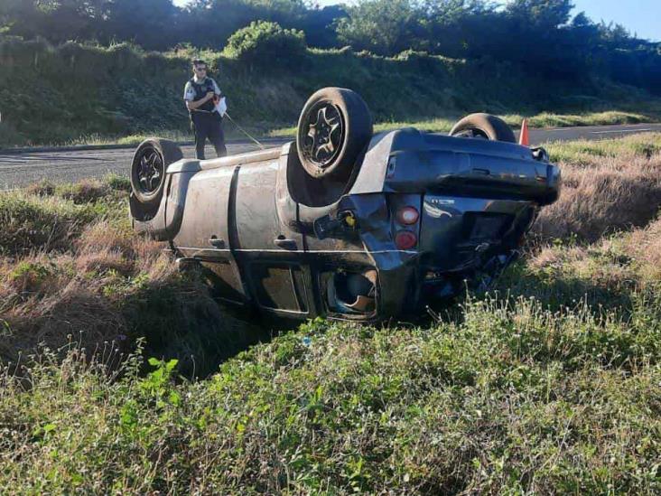 Se vuelcan y abandonan vehículo sobre la autopista Veracruz-Córdoba