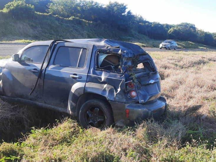 Se vuelcan y abandonan vehículo sobre la autopista Veracruz-Córdoba