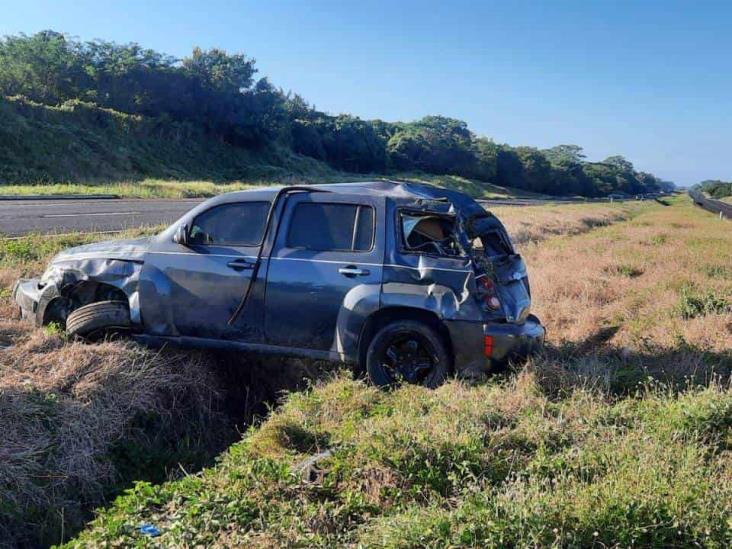 Se vuelcan y abandonan vehículo sobre la autopista Veracruz-Córdoba