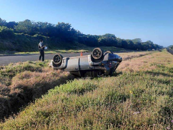 Se vuelcan y abandonan vehículo sobre la autopista Veracruz-Córdoba