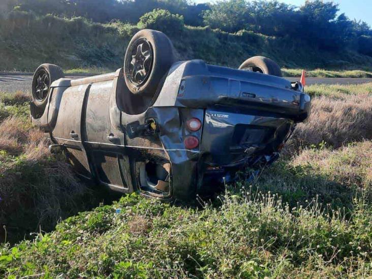 Se vuelcan y abandonan vehículo sobre la autopista Veracruz-Córdoba