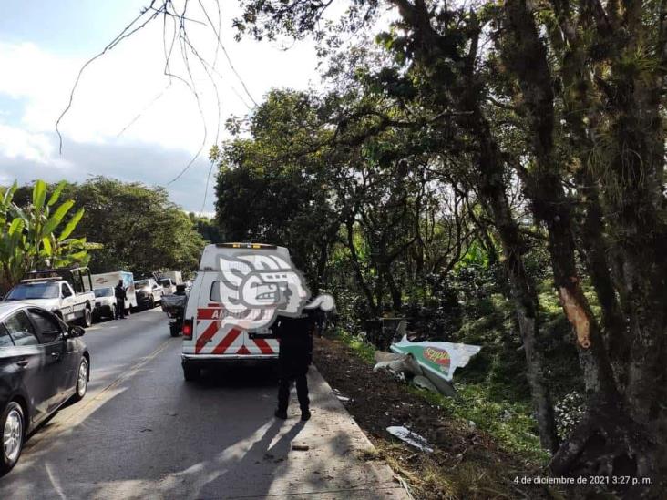 Vuelca camioneta cargada de dulces en la carretera Coatepec- Xico