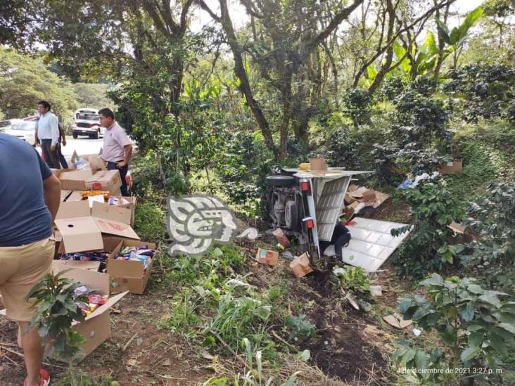 Vuelca camioneta cargada de dulces en la carretera Coatepec- Xico