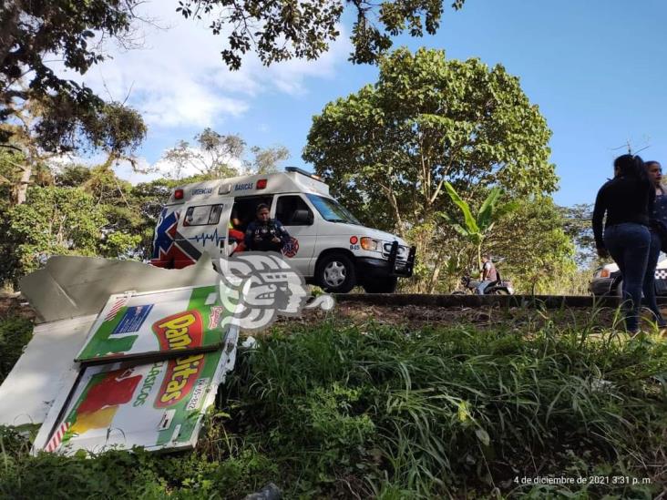 Vuelca camioneta cargada de dulces en la carretera Coatepec- Xico