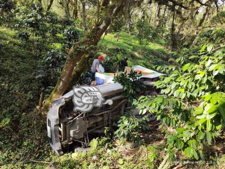 Vuelca camioneta cargada de dulces en la carretera Coatepec- Xico