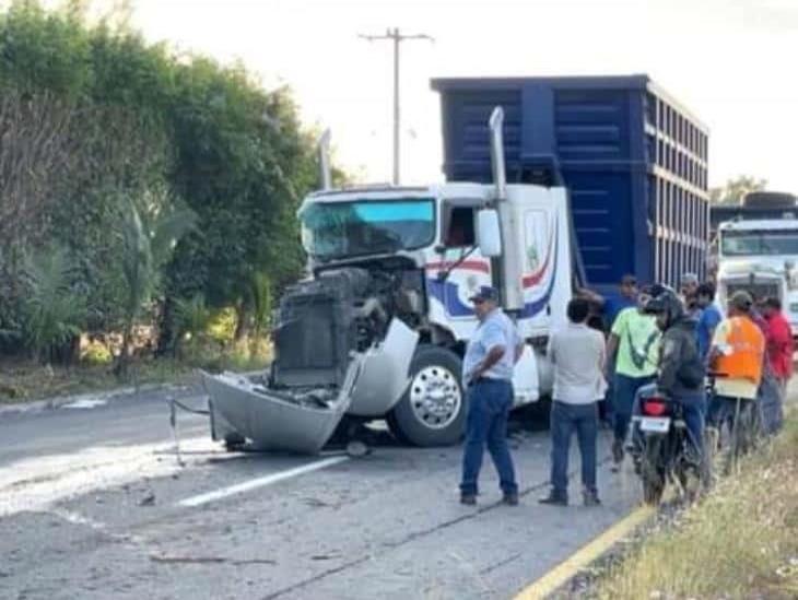 Por alcance le pega tráiler a autobús de turismo en Puente Nacional