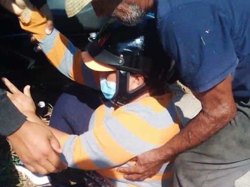 Se derrapa mujer motociclista en Úrsulo Galván