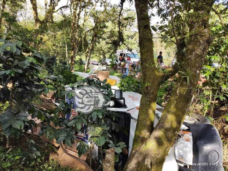 Vuelca camioneta cargada de dulces en la carretera Coatepec- Xico